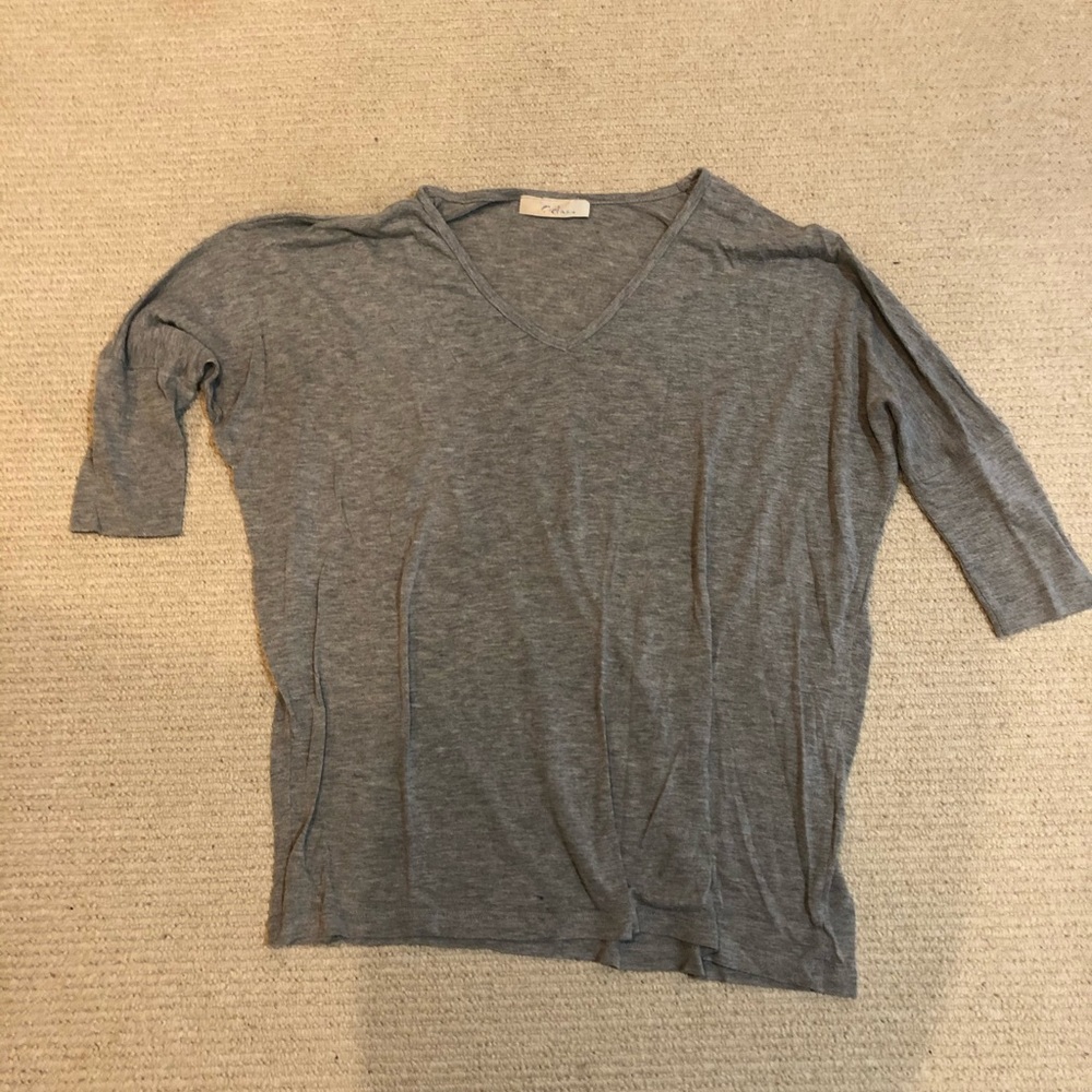 Girl De Juno grey top